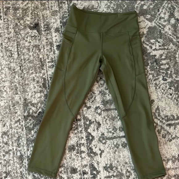 Zyia Capri Legging - Size 4 - Never Worn - Pockets - Olive Green - Picture 5 of 6